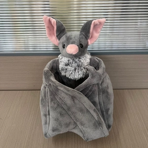 Détail de la peluche chauve-souris grise avec ailes douces et oreilles roses