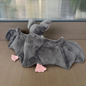 Vue arrière d'une peluche de chauve-souris grise avec de larges ailes et détails roses