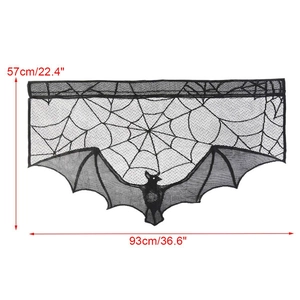 Halloween Vorhang aus schwarzer Spitze mit Spinnennetz-Design und Maßangaben im Detail