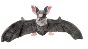 Détail d'une peluche chauve-souris d'Halloween grise avec oreilles roses et col blanc