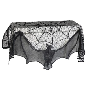 Detail von Halloween Kaminumhang aus schwarzer Spitze mit Fledermaus und Spinnennetz