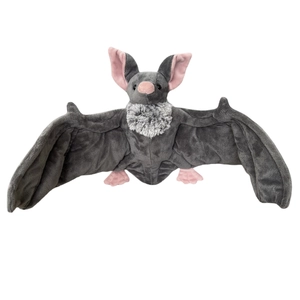 Détail d'une chauve-souris en peluche grise avec oreilles roses et col en fourrure blanche