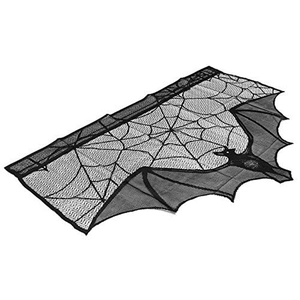 Detail eines schwarzen Halloween-Tischläufers aus Spitze mit Spinnennetz und Fledermaus