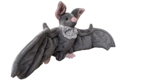 Détail de peluche chauve-souris grise avec col en fourrure blanche et ailes déployées