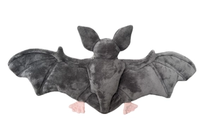 Détail d'une peluche chauve-souris d'Halloween grise avec pieds roses et ailes déployées