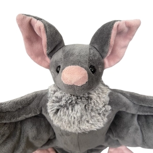 Peluche chauve-souris grise d'Halloween avec détails roses sur fond blanc éclatant