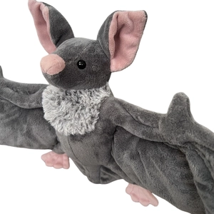 Détail d'une peluche chauve-souris d'Halloween en fourrure grise avec accents roses