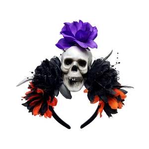 Halloween Haarreif mit Totenkopf lila Rose schwarzer Spitze und Federn auf Weiß