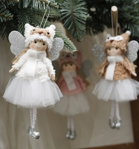 Détail de poupées anges de Noël mignonnes avec jupes en dentelle et ailes brillantes