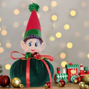 Elfo di Natale con cappello rosso e corpo in velluto verde su uno sfondo festivo dorato