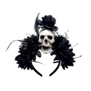 Detail von Gothic-Halloween-Stirnband mit Totenkopf, schwarzen Rosen und Federn