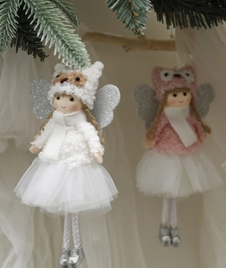 Vue détaillée des ornements de Noël d'ange en peluche avec jupes en dentelle