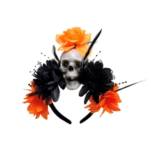 Detail eines Tag der Toten Haarreifs mit weißem Totenkopf und orange-schwarzen Blumen