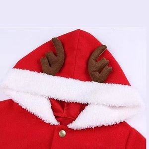 Detail der roten Weihnachtskapuze mit Plüschbesatz, Elchgeweih und goldenem Druckknopf