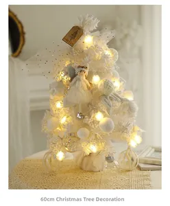 Détail du sapin de Noël blanc 60cm avec lumières LED et poupées anges en dentelle