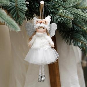 Poupée ange de Noël blanche avec jupe en dentelle et ailes argentées sur un sapin