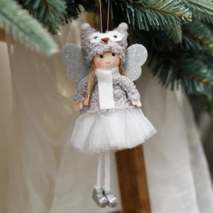 Détail de la poupée ange de Noël avec jupe en dentelle et ailes à paillettes sur sapin