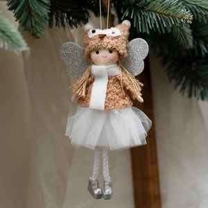 Poupée d'ange de Noël avec jupe en dentelle et ailes argentées sur le sapin