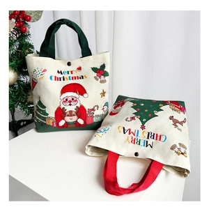 Detailansicht der Weihnachts-Stofftaschen mit Weihnachtsmann und Metall-Druckknopf