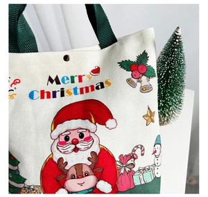 Detailaufnahme der weißen Weihnachts-Geschenktasche aus Segeltuch mit Druck und Knopf