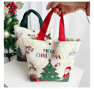 Nahaufnahme von Weihnachts-Stofftaschen mit Weihnachtsmann-Druck und Metalldruckknopf