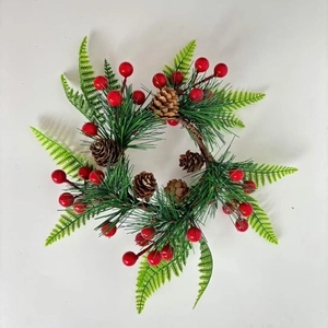 Weihnachtskranz für Kerzen mit Tannennadeln, roten Beeren und Zapfen auf weißem Grund