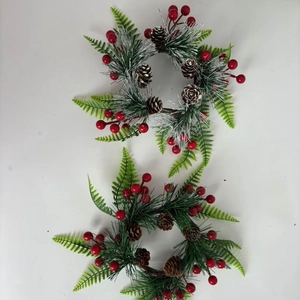 Weihnachtskranz-Kerzenhalter-Set mit roten Beeren und Zapfen für festliche Tischdekoration