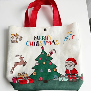 Weihnachts-Geschenktüte aus Canvas mit Weihnachtsmann-Motiv und roten Henkeln