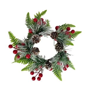 Weihnachtskranz-Kerzenhalter mit Tannennadeln, roten Beeren und verschneiten Kiefernzapfen