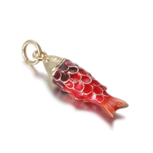 Dettaglio del ciondolo carpa koi in smalto colorato con base in metallo dorato lucido