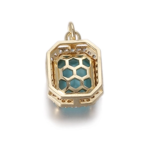 Detalle del colgante de oro con circón azul y estructura trasera de nido de abeja hueco