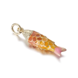 Dettaglio del ciondolo carpa koi dorata con smalto sfumato arancione e rosa