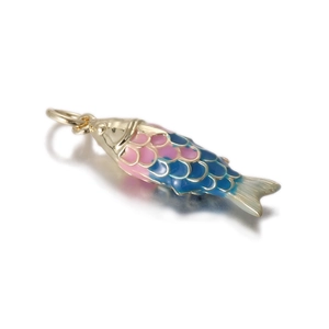 Ciondolo a forma di pesce rosso in rame dorato con smalto rosa e blu per collane e portachiavi