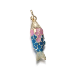 Dettaglio del ciondolo a pesce in smalto colorato con finitura dorata e squame rosa