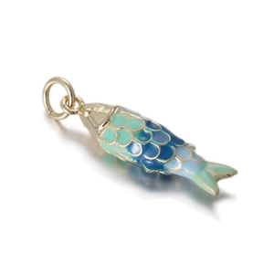 Dettaglio del ciondolo carpa koi colorato con scaglie in smalto blu e oro