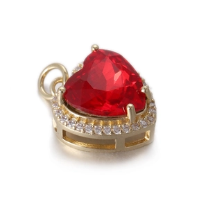 Detalle del colgante de corazón de circón rojo con doble fila de piedras y baño de oro