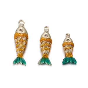 Set di tre ciondoli a forma di pesce colorato con scaglie di smalto e occhi di rubino