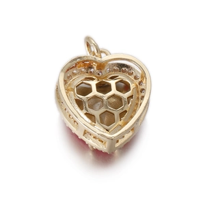 Detalle de colgante de corazón dorado con una estructura trasera hexagonal de nido de abeja
