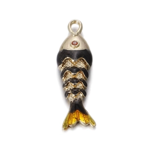 Dettaglio del ciondolo a forma di pesce rosso con scaglie in smalto nero e coda arancione