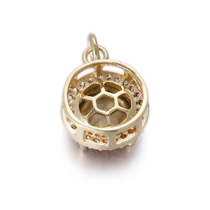 Vista macro del colgante hexagonal hueco bañado en oro con piedras de circón incrustadas