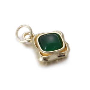 Detalle del colgante cuadrado de oro con gema verde oscuro y bordes ondulados