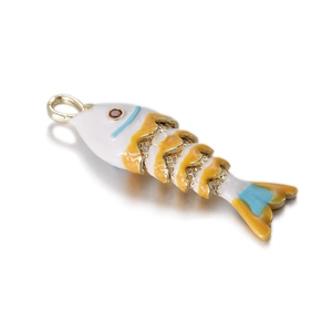 Dettaglio pendente a forma di pesce in smalto colorato con pietre rosse e finitura in rame