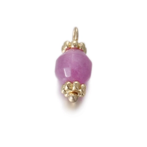 Detalle de un colgante de corazón de circón rosa con tapas doradas para creación de joyas