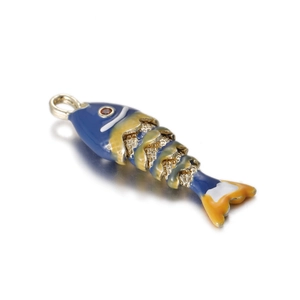 Dettaglio del ciondolo carpa koi in smalto blu e arancione con struttura a rete dorata