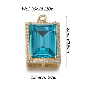 Colgante rectangular dorado con gran gema azul y borde de circonitas blancas