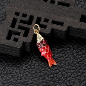 Pendente carpa koi in smalto rosso con scaglie dorate e anello di sospensione rotondo
