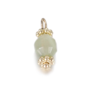 Macrodetail van geometrische lichtgroene stenen hanger met gouden kapjes voor DIY-sieraden