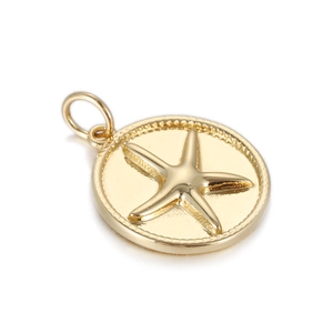 Detail van een gouden ronde zeester hanger met reliëf en een kralenrand versiering