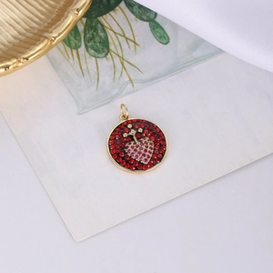 Goldener runder Anhänger mit roten Strasssteinen und violettem Herz für DIY-Schmuck