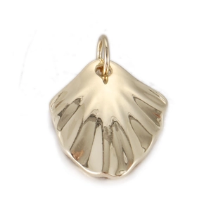Gedetailleerde weergave van een gouden schelphanger met radiaal patroon voor DIY-sieraden